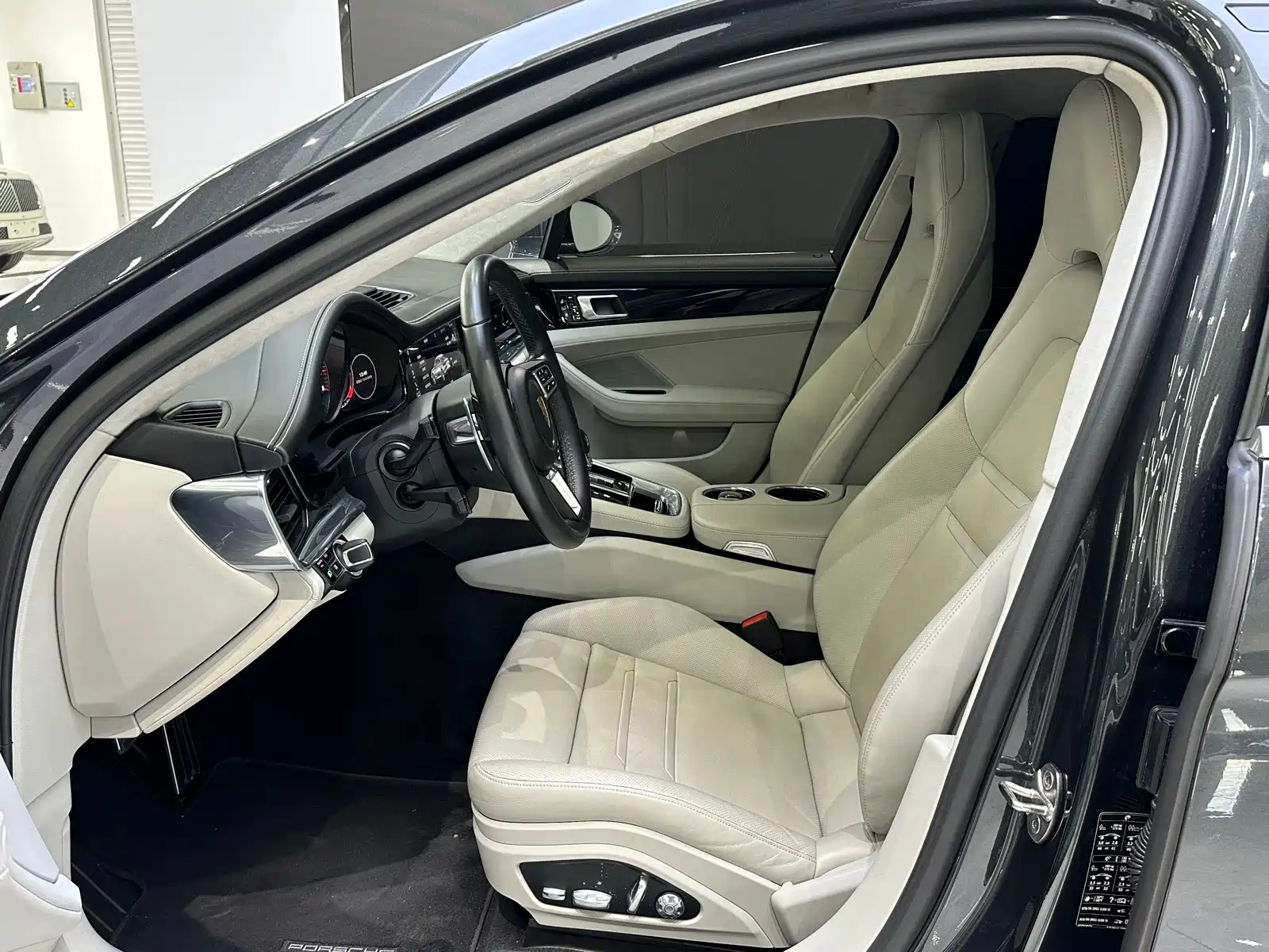 صورة 14 - Porsche Panamera