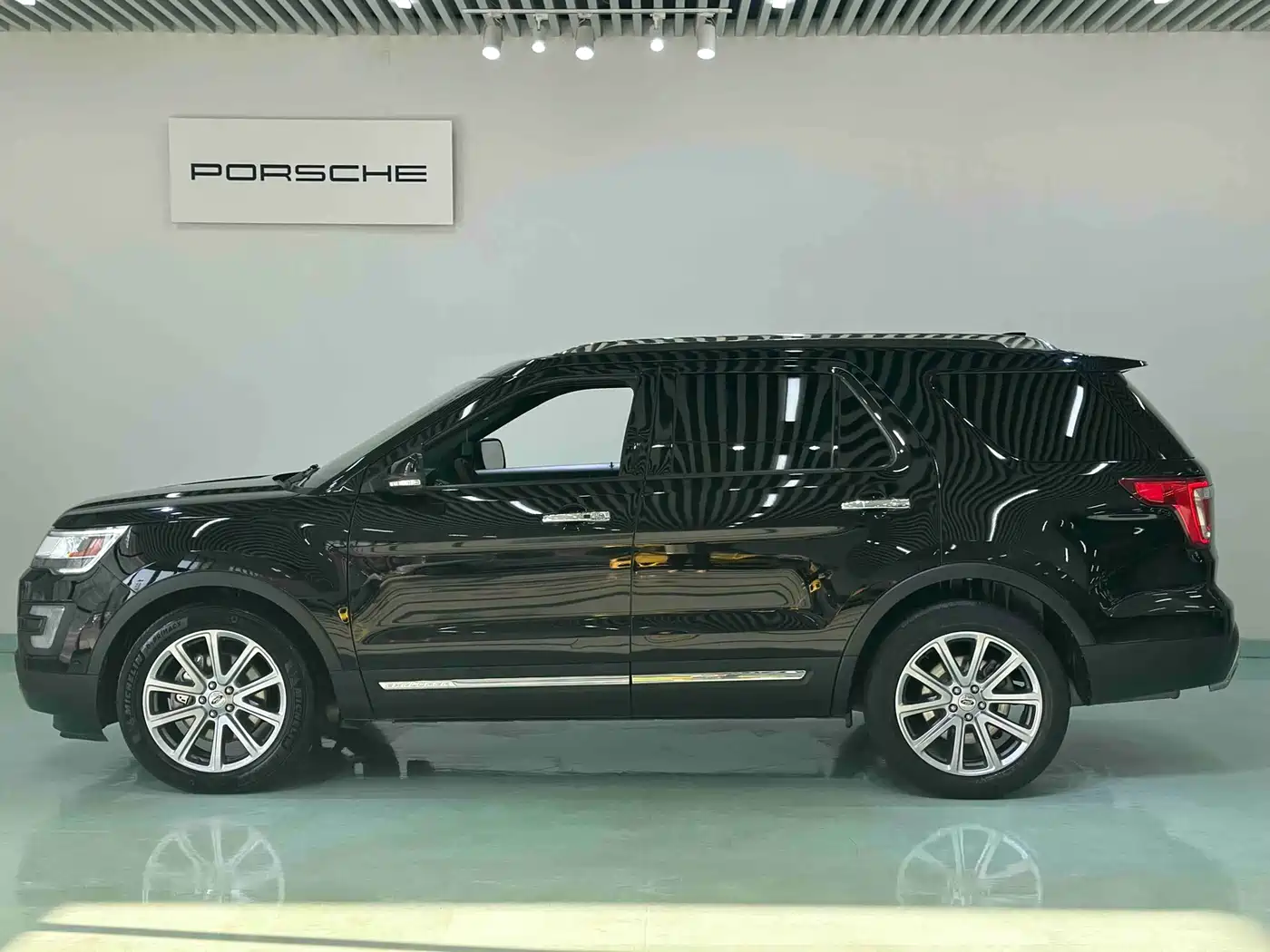Фото 3 - Ford Explorer (Import)