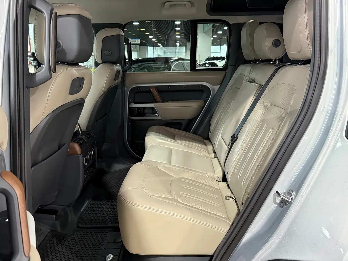 Land Rover Defender 2021 110 P400 Dark Special Edition фото 6