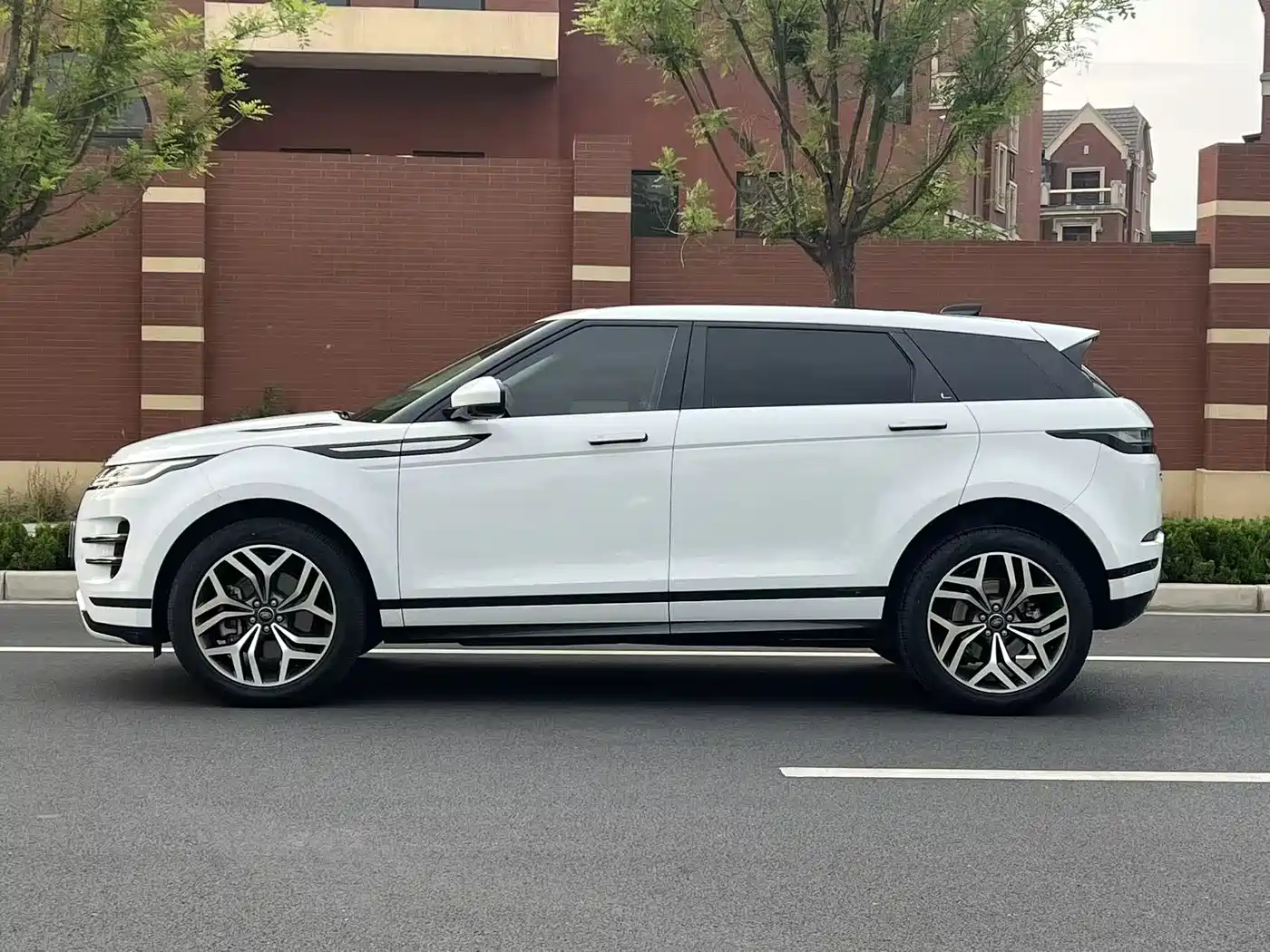 Land Rover Range Rover Evoque 2022 Range Rover Evoque L 249PS R-Dynamic Luxury Edition фото 3