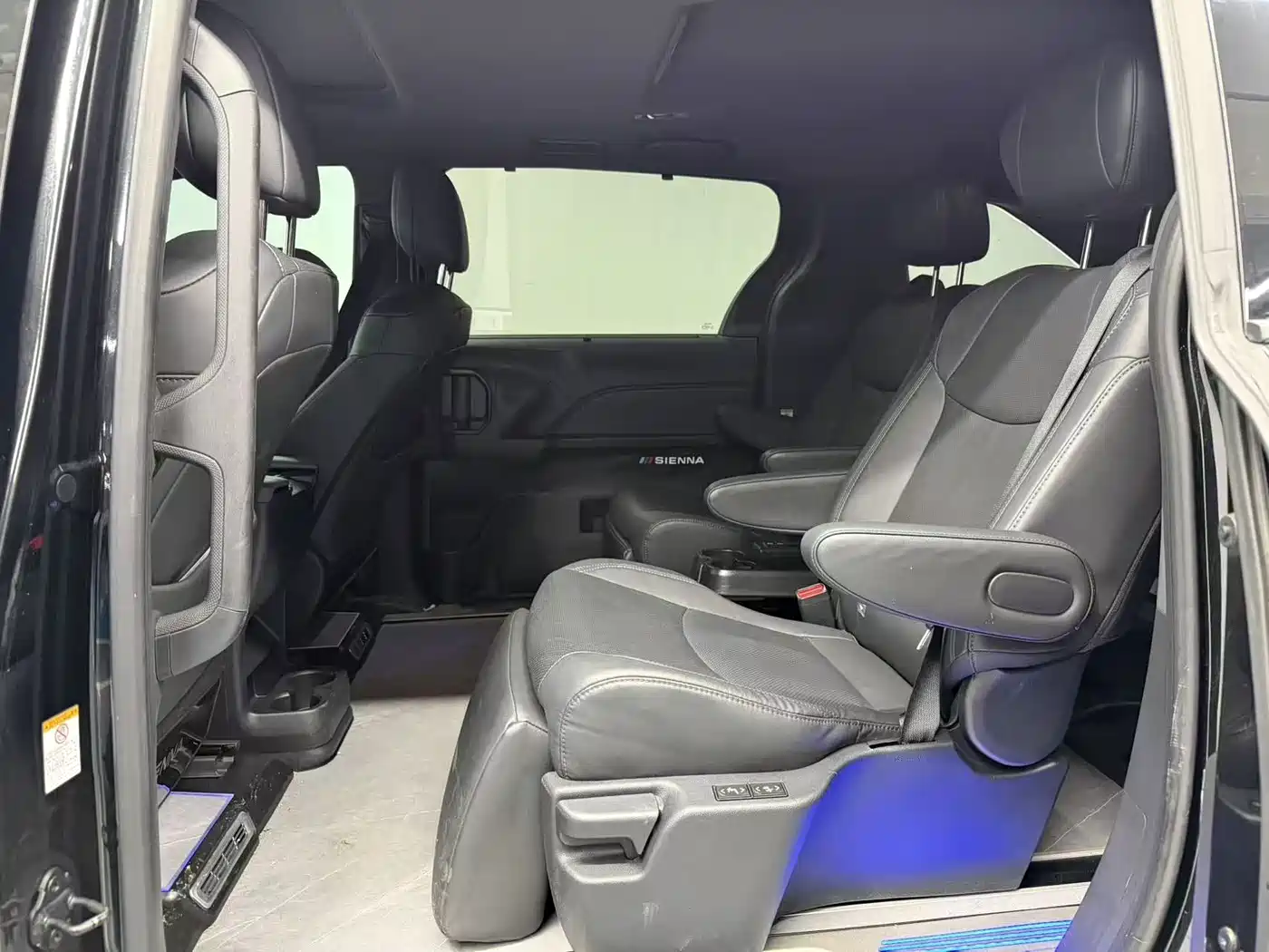 Toyota Sienna 2024 2.5L Hybrid 4WD Premium Edition фото 6