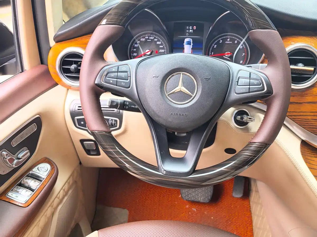 Фото 9 - Mercedes-Benz V-Class