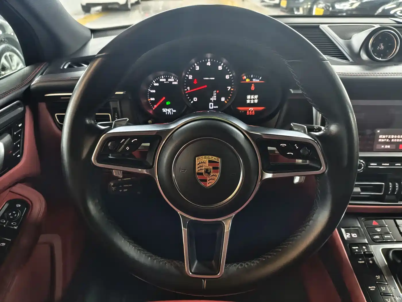 PORSCHE MACAN