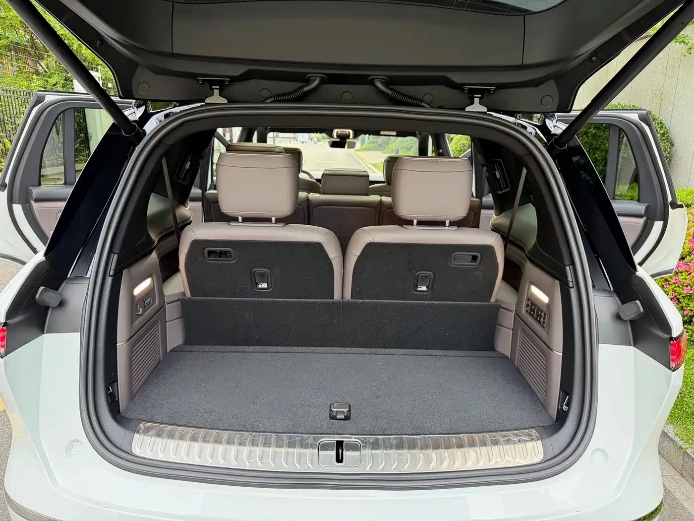 NIO ES8 2025 Base Model 7-Seater фото 10