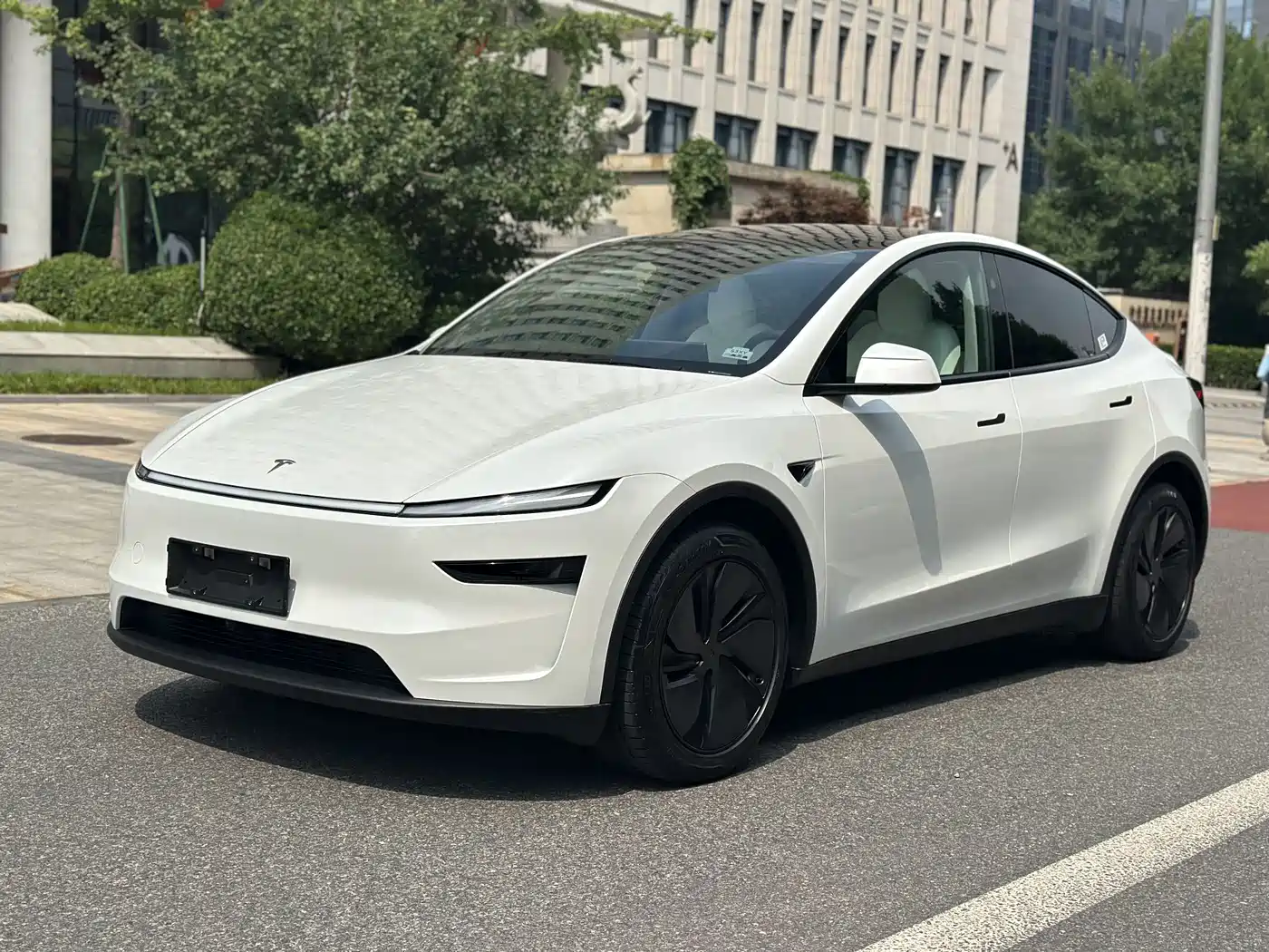 Tesla Model Y 2025 Long Range All-Wheel Drive