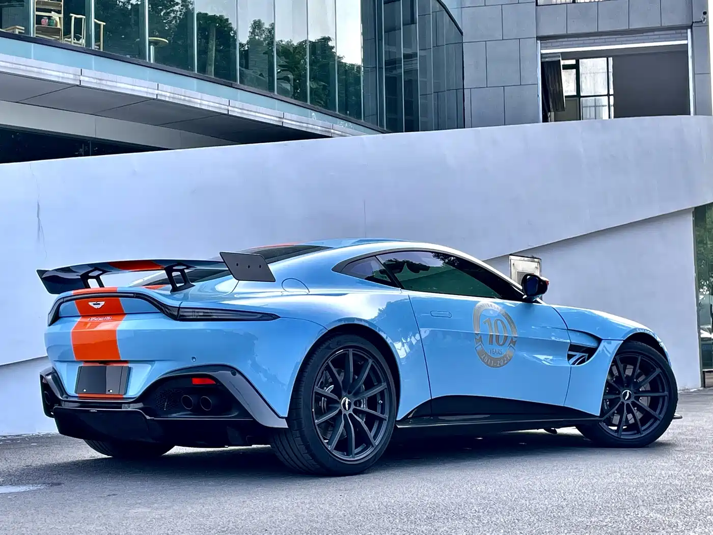 ASTON MARTIN V8 VANTAGE