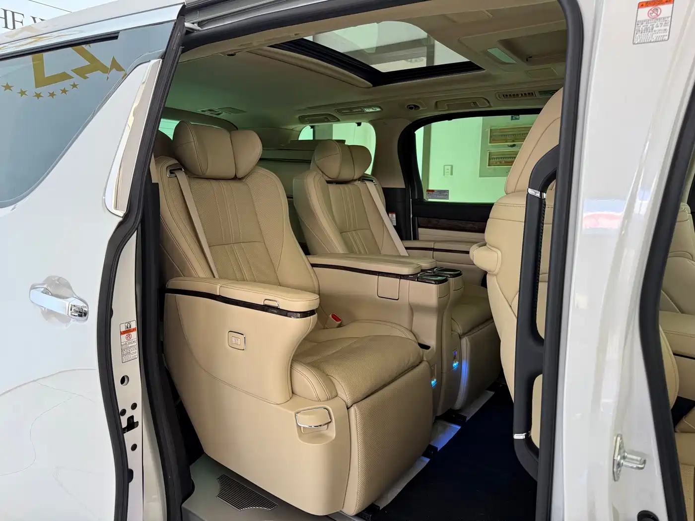 Toyota Vellfire 2020 Twin Engine 2.5L HV Premium Edition фото 11
