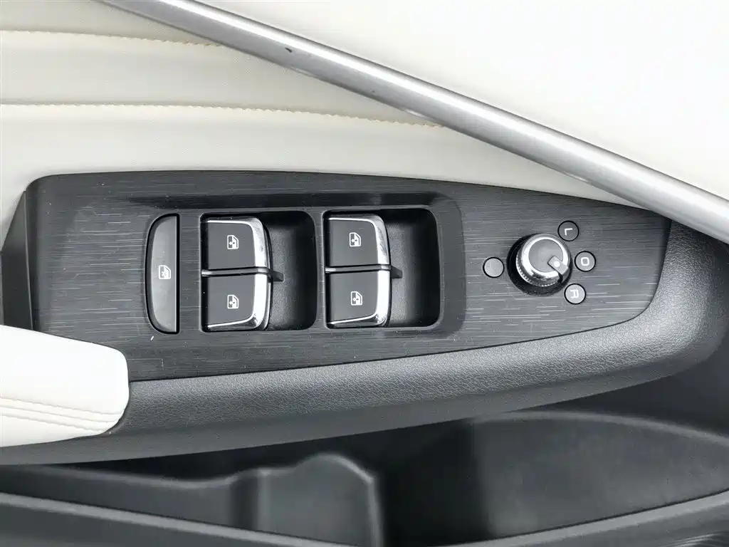 DONGFENG YI HYUN MAX