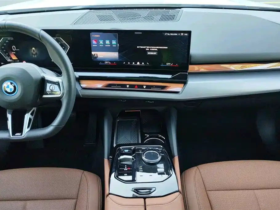 صورة 6 - BMW i5
