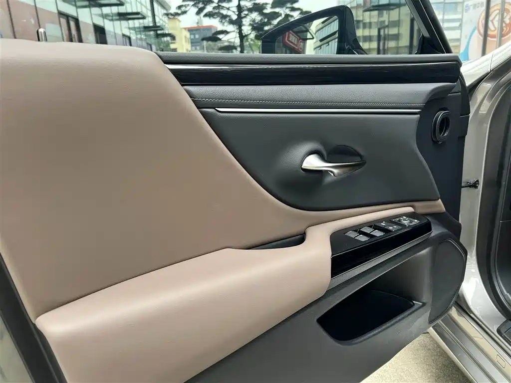 Lexus ES 2023 200 Excellence Edition фото 20