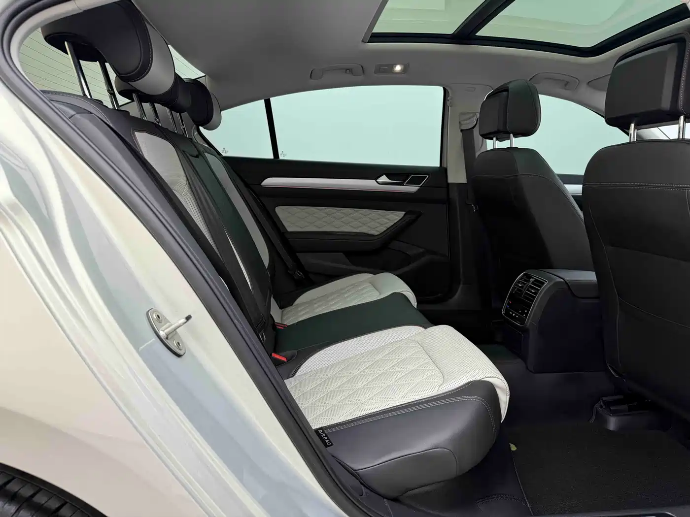 Volkswagen Magotan 2023 Model 2 Million Commemorative Edition 330TSI DSG Luxury фото 22