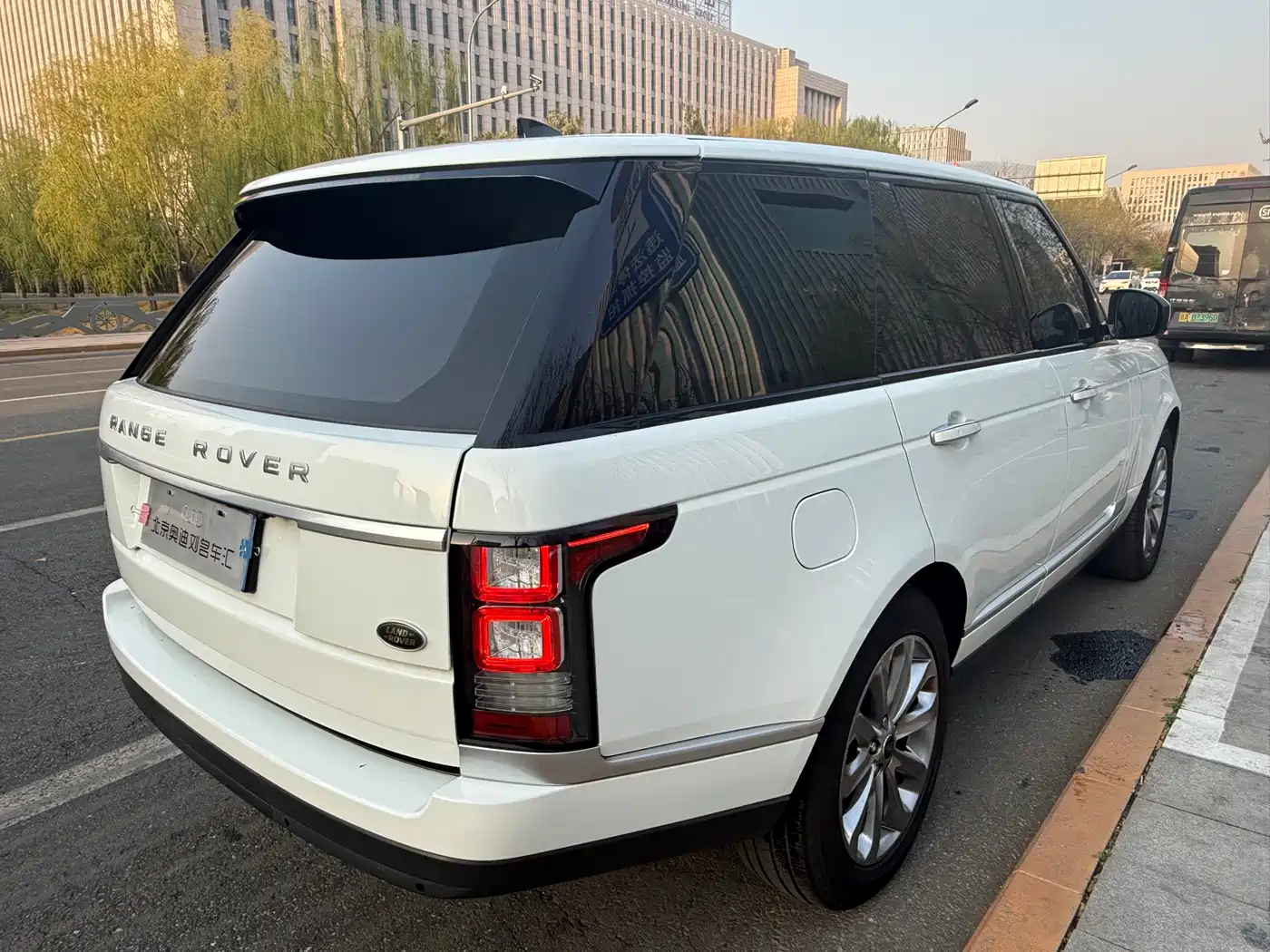 Land Rover Range Rover 2018 3.0 SC V6 Golden Age Edition фото 3