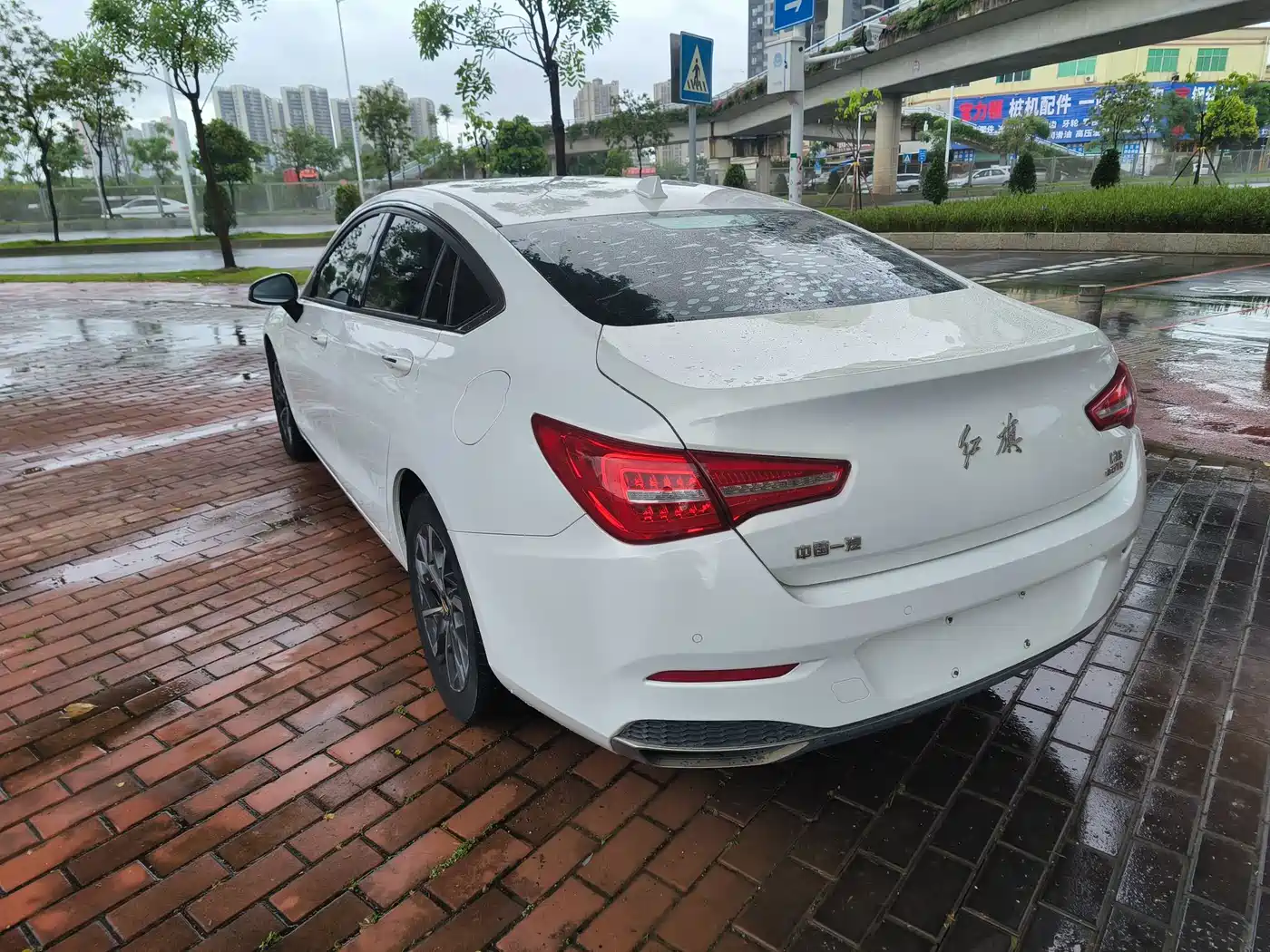 Фото 11 - Hongqi H5