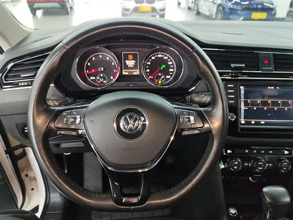 Volkswagen Tiguan L 2017 330TSI Automatic 2WD Comfort Edition фото 11