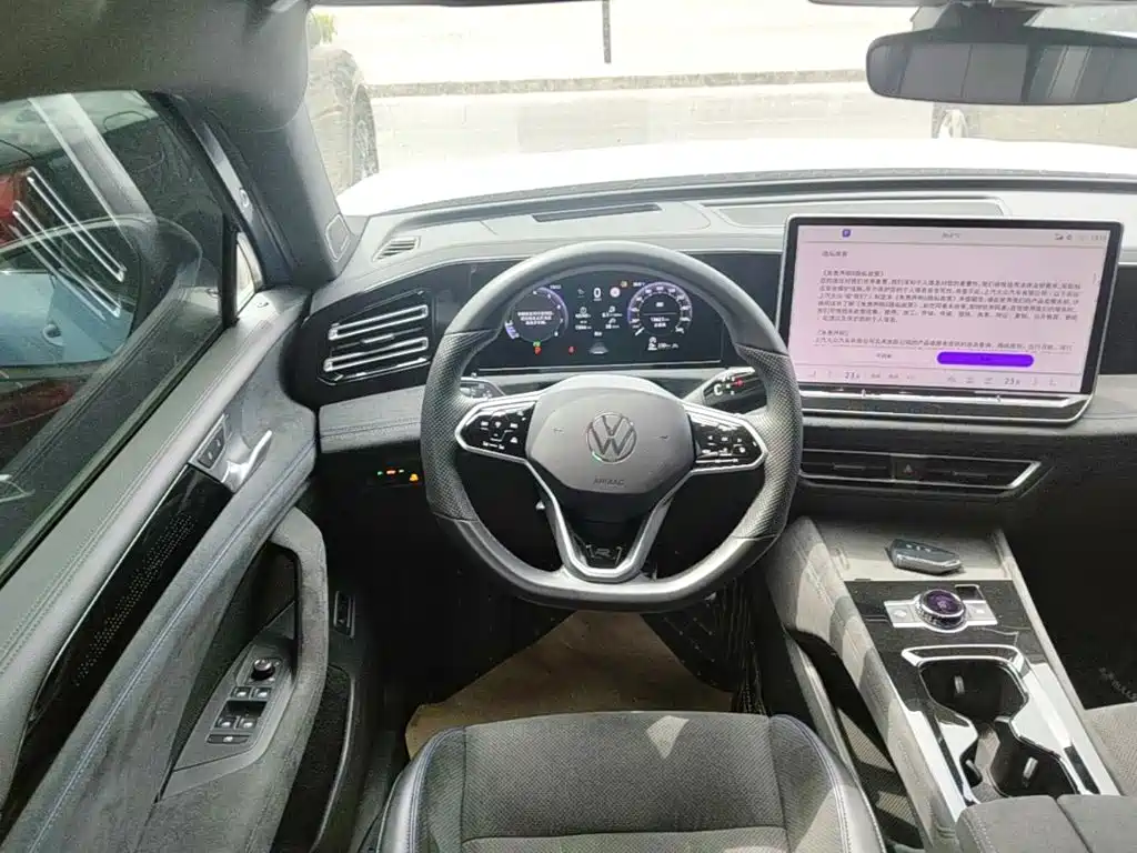 Photo 11 - Volkswagen Tiguan L