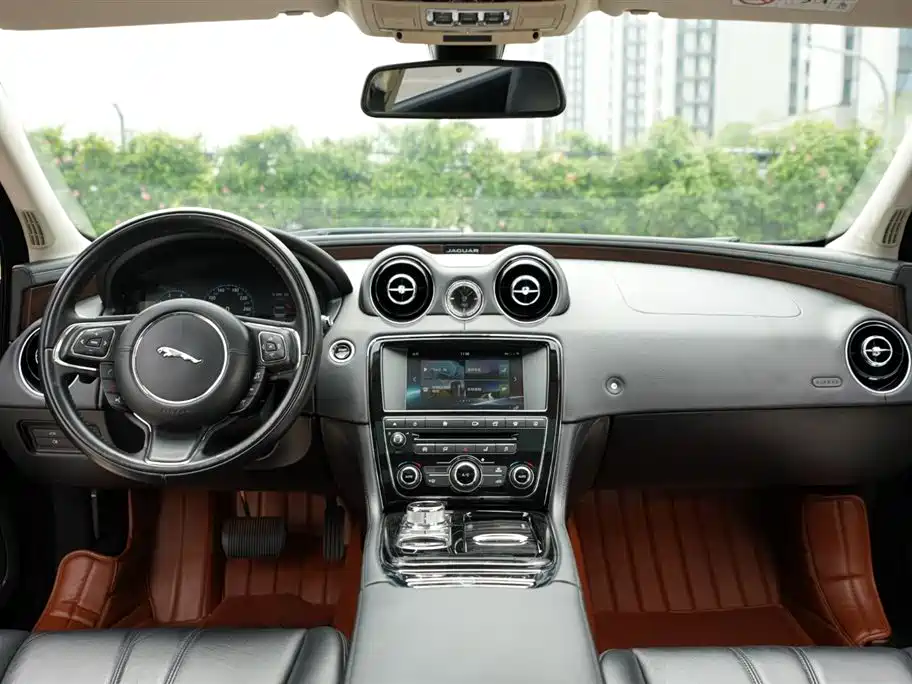 JAGUAR XJ