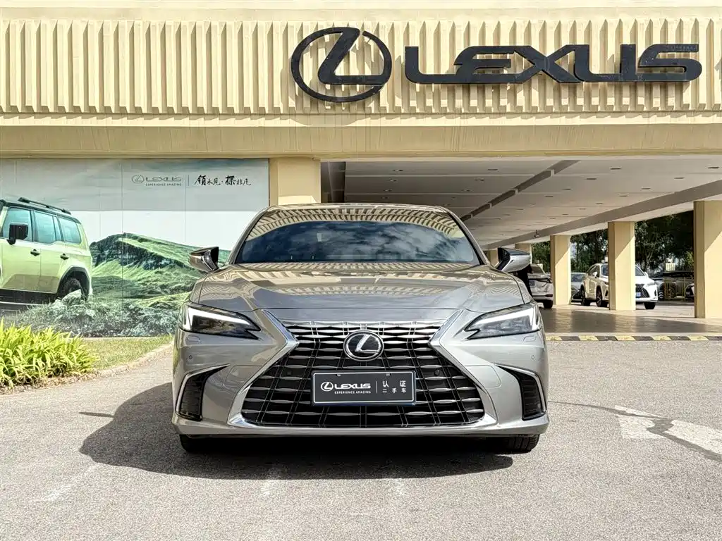 Lexus ES 2026 2025 300h Ultimate Edition