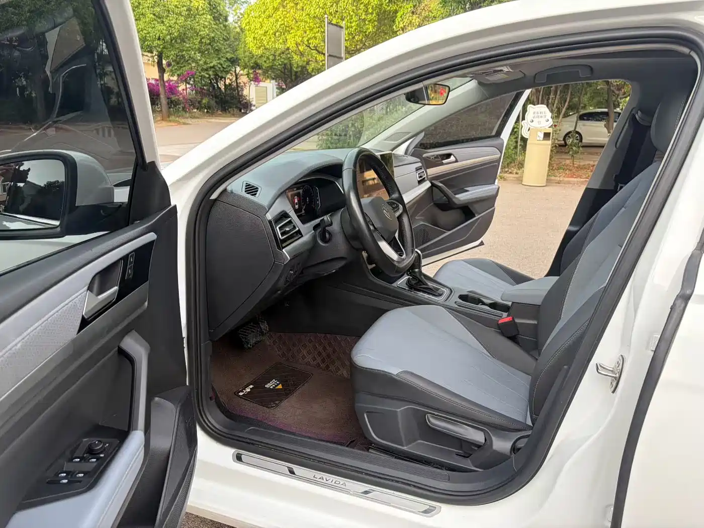 Volkswagen Lavida 2023 Facelift 1.5L Auto Starlight 5 Million Edition фото 4