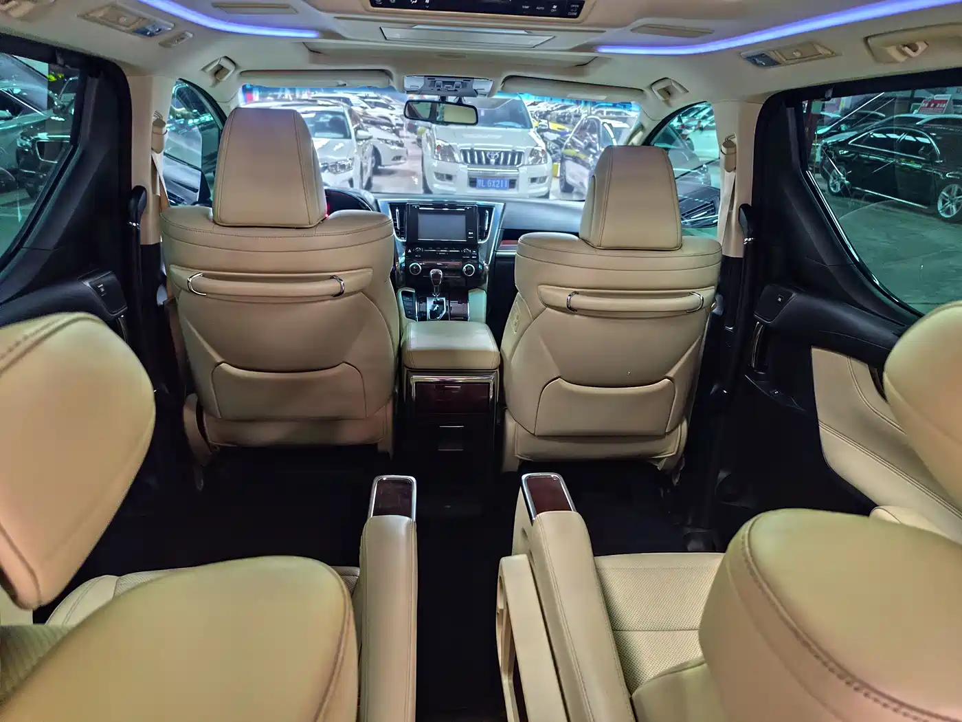Toyota Alphard 2018 3.5L Luxury фото 14