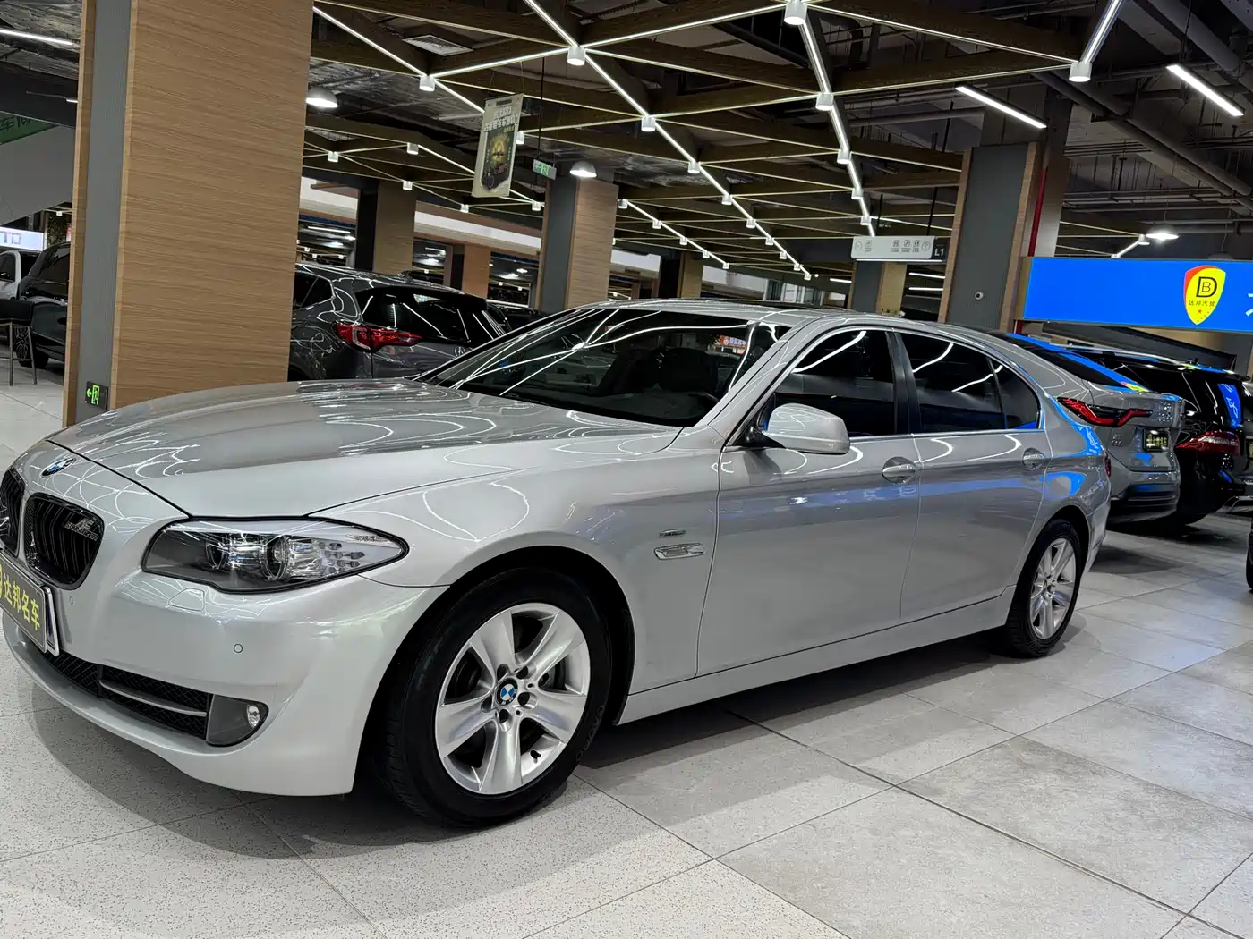 BMW 5 Series 2011 528Li Luxury фото 4