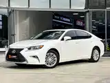 Photo 1 - Lexus ES