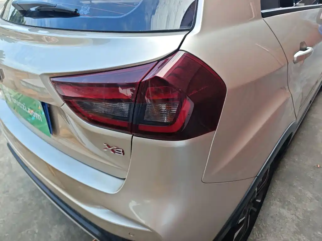 Фото 8 - Geely Vision X3