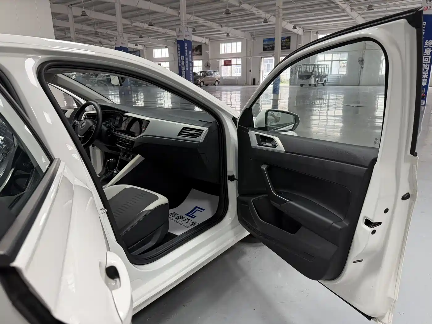 VOLKSWAGEN POLO