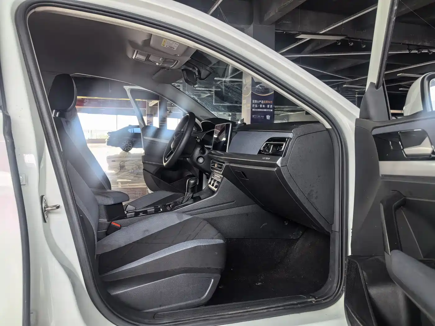 Volkswagen Lavida 2023 Facelift 1.5L Auto Comfort Edition фото 5