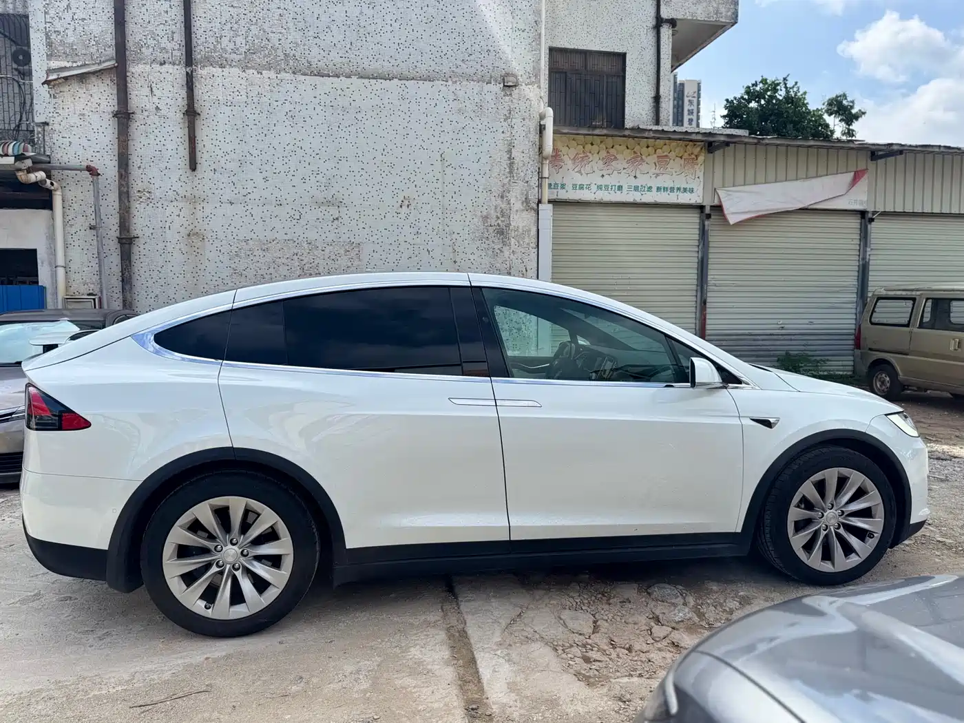 TESLA MODEL X