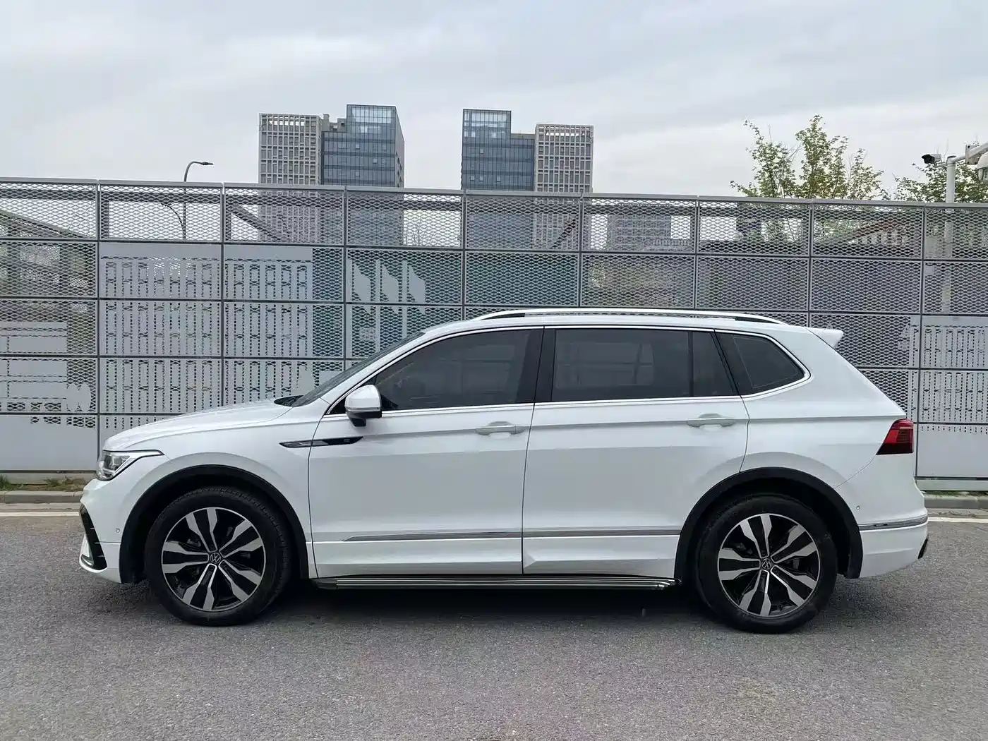 Volkswagen Tiguan L 2022 380TSI Automatic 4WD R-Line Cross Edition 7-Seater фото 4