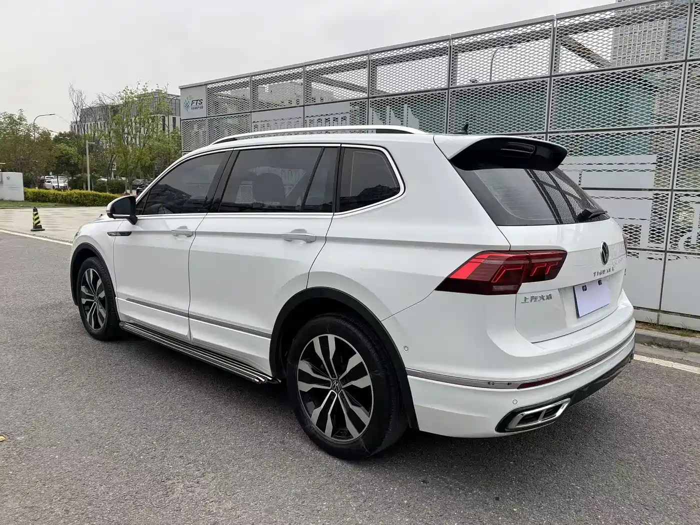 Volkswagen Tiguan L 2022 380TSI Automatic 4WD R-Line Cross Edition 7-Seater фото 5