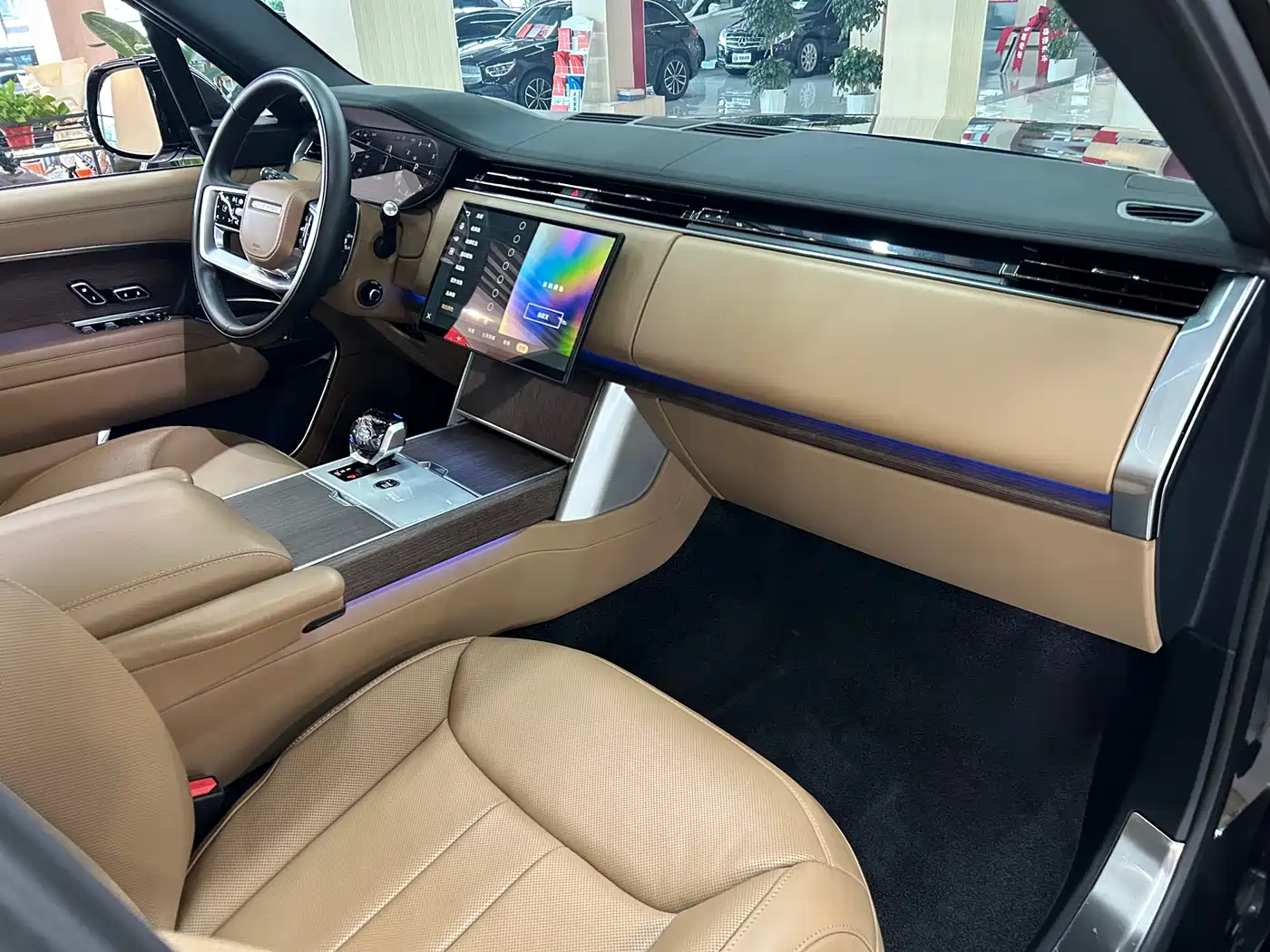 Land Rover Range Rover 2024 3.0 L6 400PS Golden Age Extended 7-Seater фото 16
