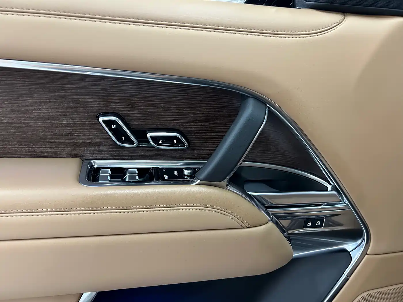 Land Rover Range Rover 2024 3.0 L6 400PS Golden Age Extended 7-Seater фото 5