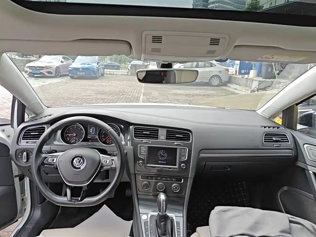 Volkswagen Golf 2017 230TSI Auto Luxury Millionth Anniversary Edition фото 10