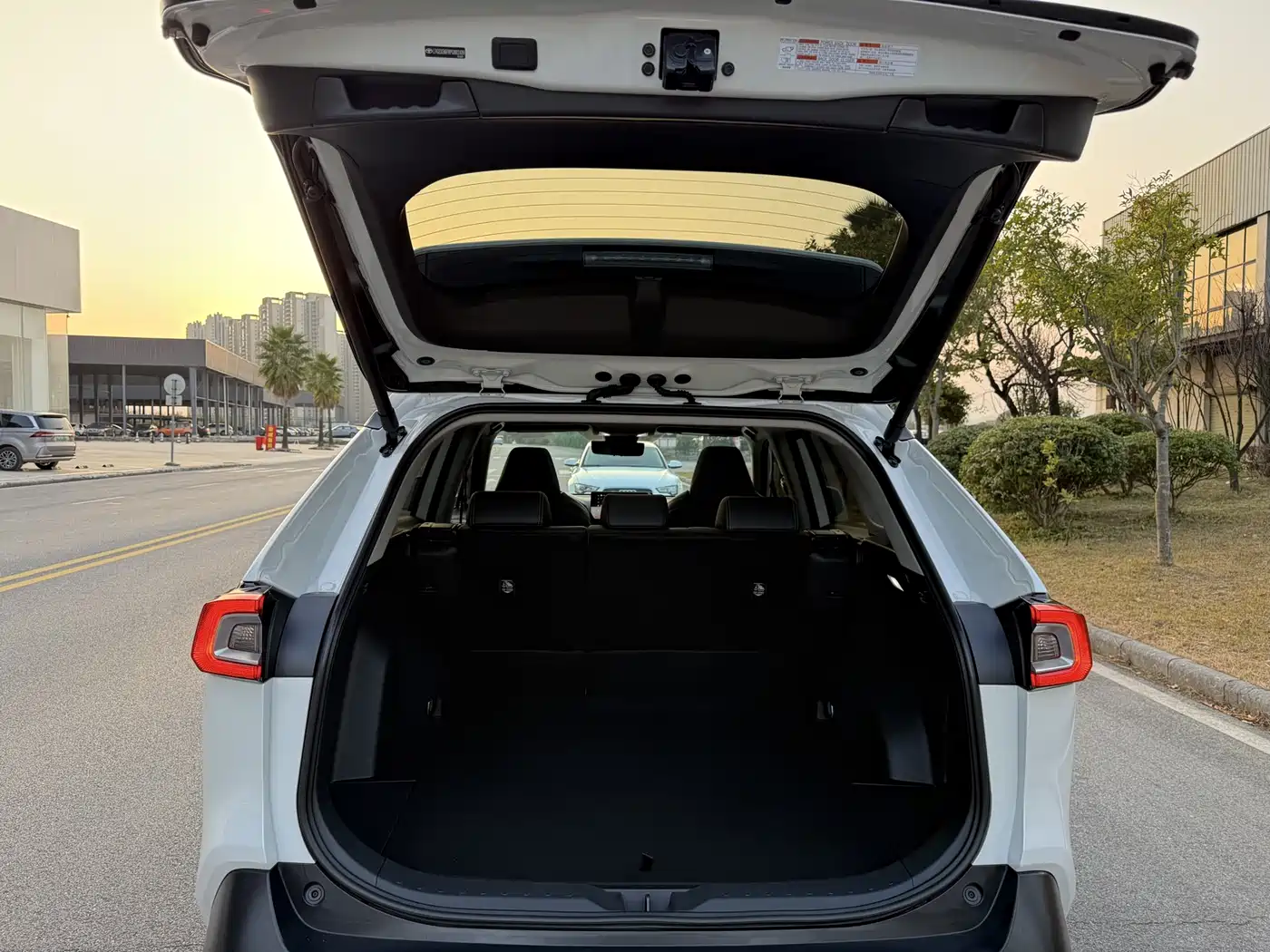 Toyota Wildlander 2023 Hybrid 2.5L E-CVT AWD Premium Edition фото 16