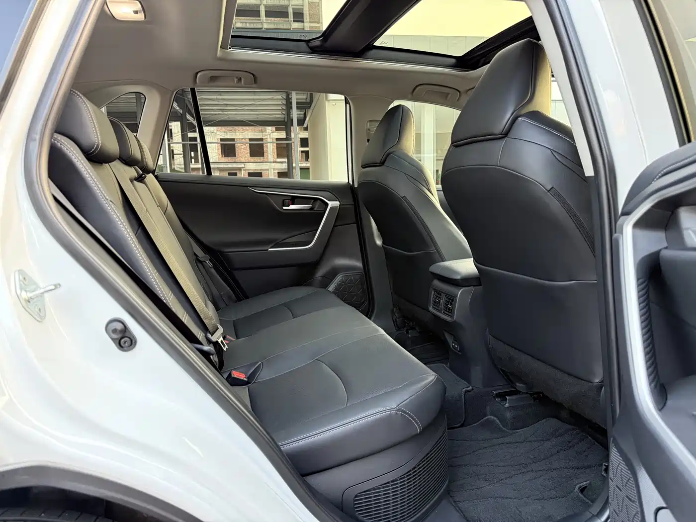 Toyota Wildlander 2023 Hybrid 2.5L E-CVT AWD Premium Edition фото 10