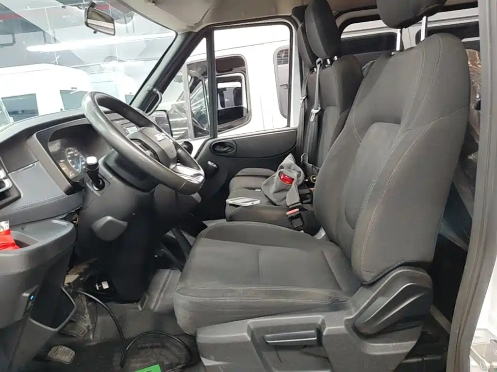 Jiangling JMC Fushun 2025 2025 Model 2.0T 6MT Diesel Short Wheelbase Medium-High Roof Commercial MPV 5/6 Seats