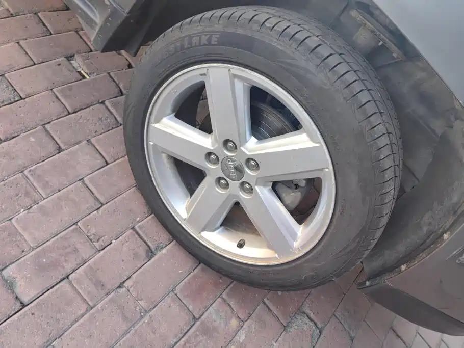 Photo 5 - Jeep Compass (Import)