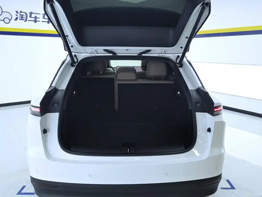 Li Auto i6 2026 2025 2WD Base Model