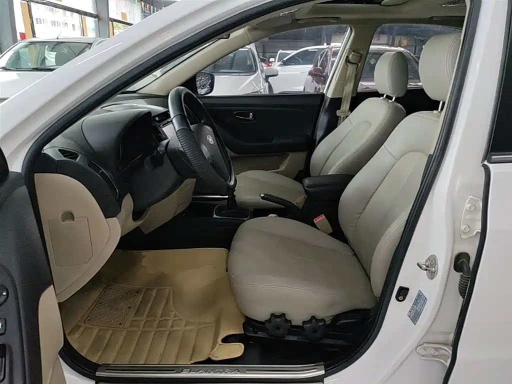 Hyundai Elantra 2011 1.6L Manual Luxury фото 15