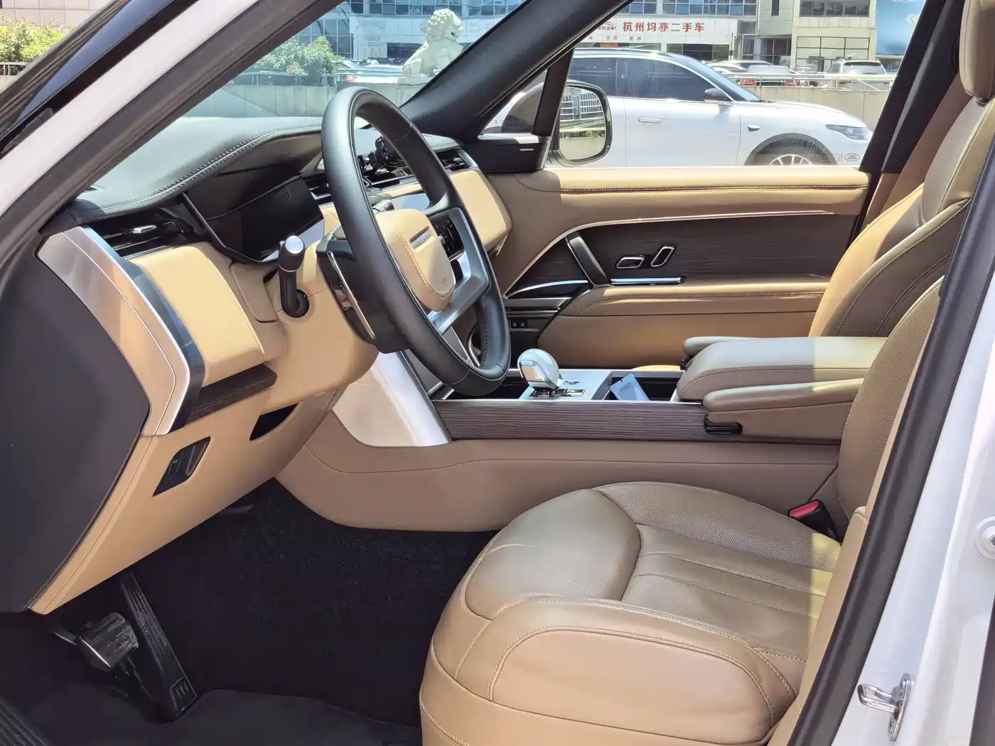 Land Rover Range Rover 2025 3.0 L6 360PS Golden Age Edition фото 11