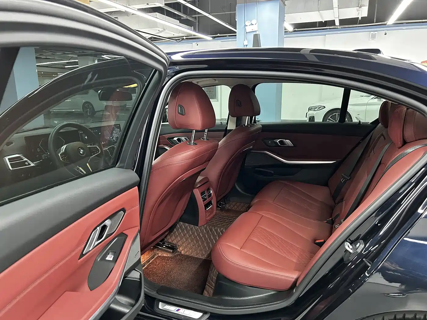 BMW 3 Series 2024 330Li M Sport Shadowline Package фото 18