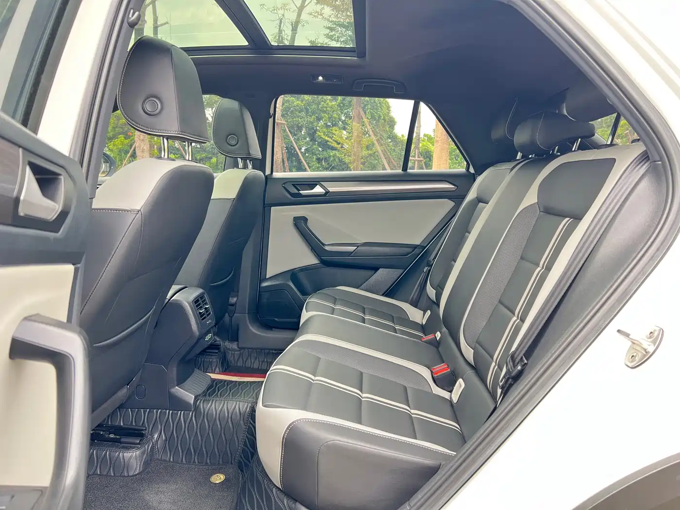 Volkswagen T-ROC 2023 300TSI DSG 2WD Dawn Edition фото 17