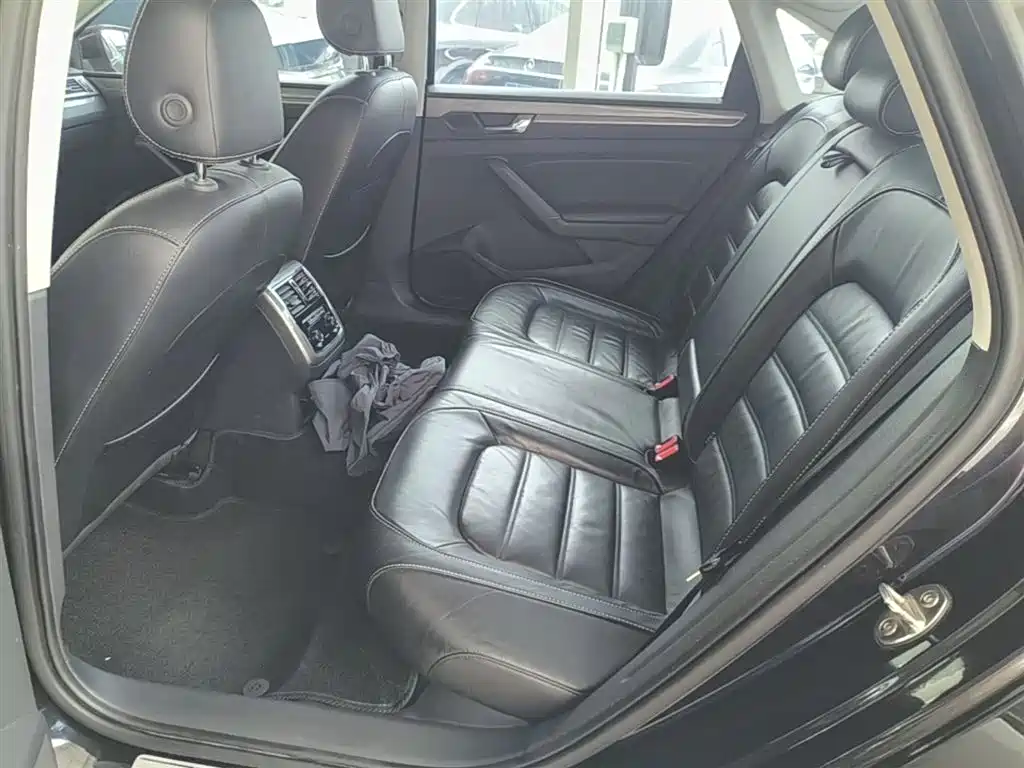 Volkswagen Passat 2017 330TSI DSG Prestige фото 17