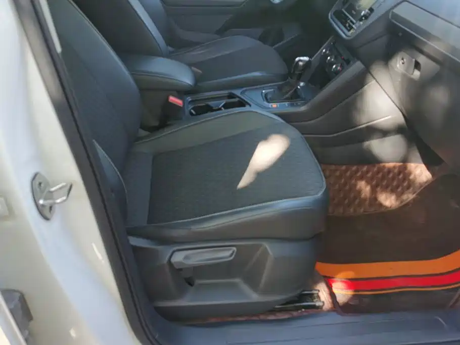 Photo 8 - Volkswagen Tiguan L