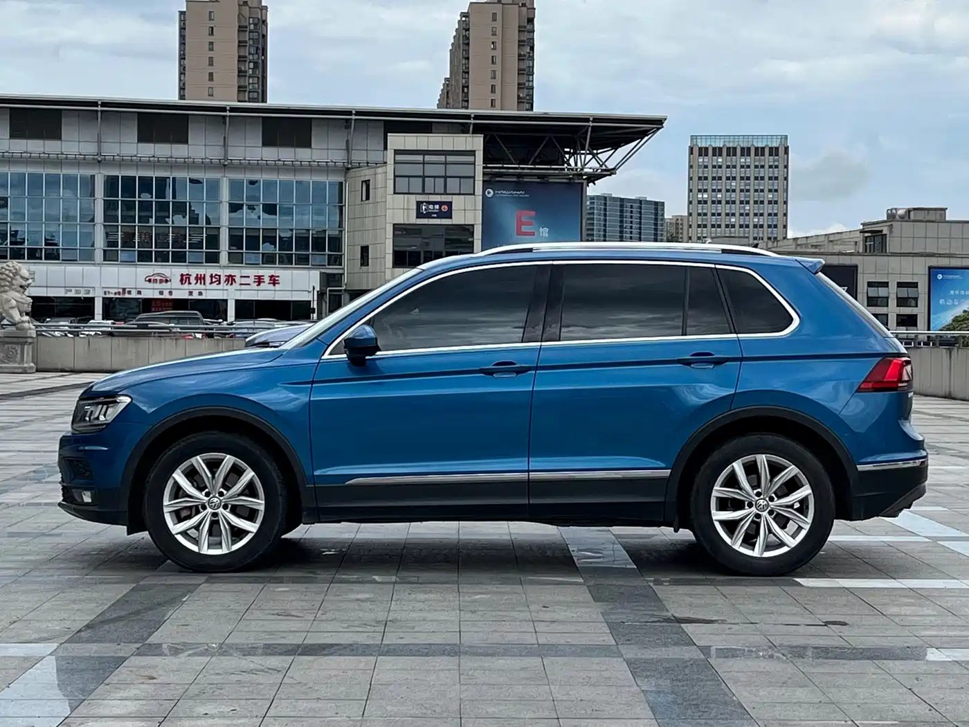 VOLKSWAGEN TIGUAN