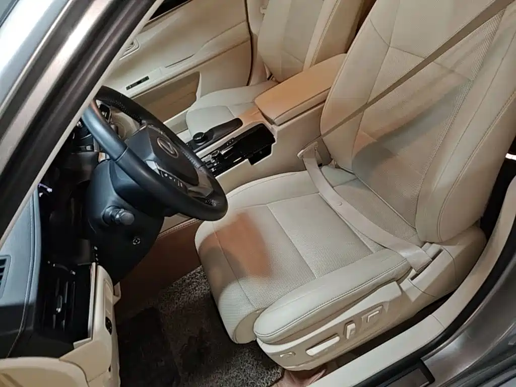 Фото 15 - Lexus ES