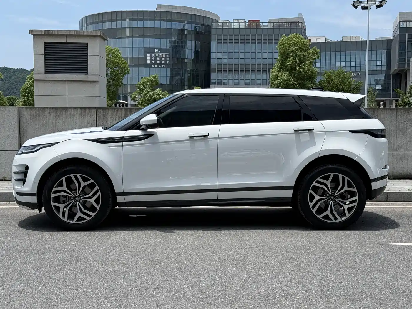 Land Rover Range Rover Evoque 2022 Range Rover Evoque L 249PS R-Dynamic HSE Luxury Edition фото 4