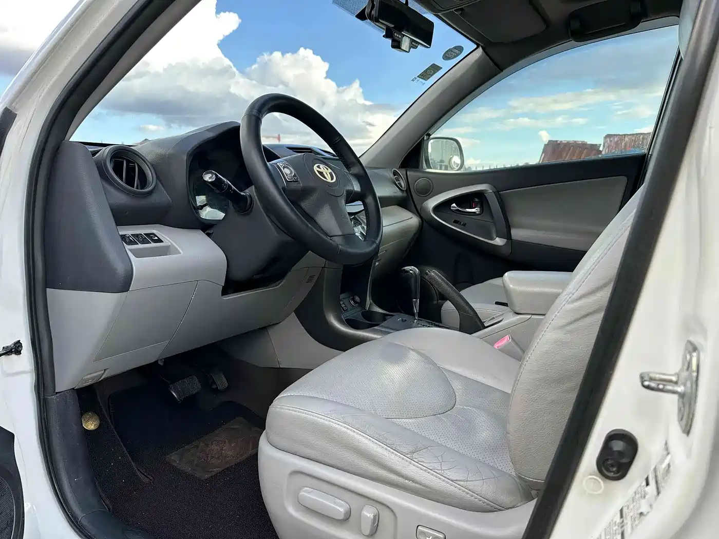 Toyota RAV4 Rongfang 2010 2.0L Automatic Luxury Upgrade Edition фото 9