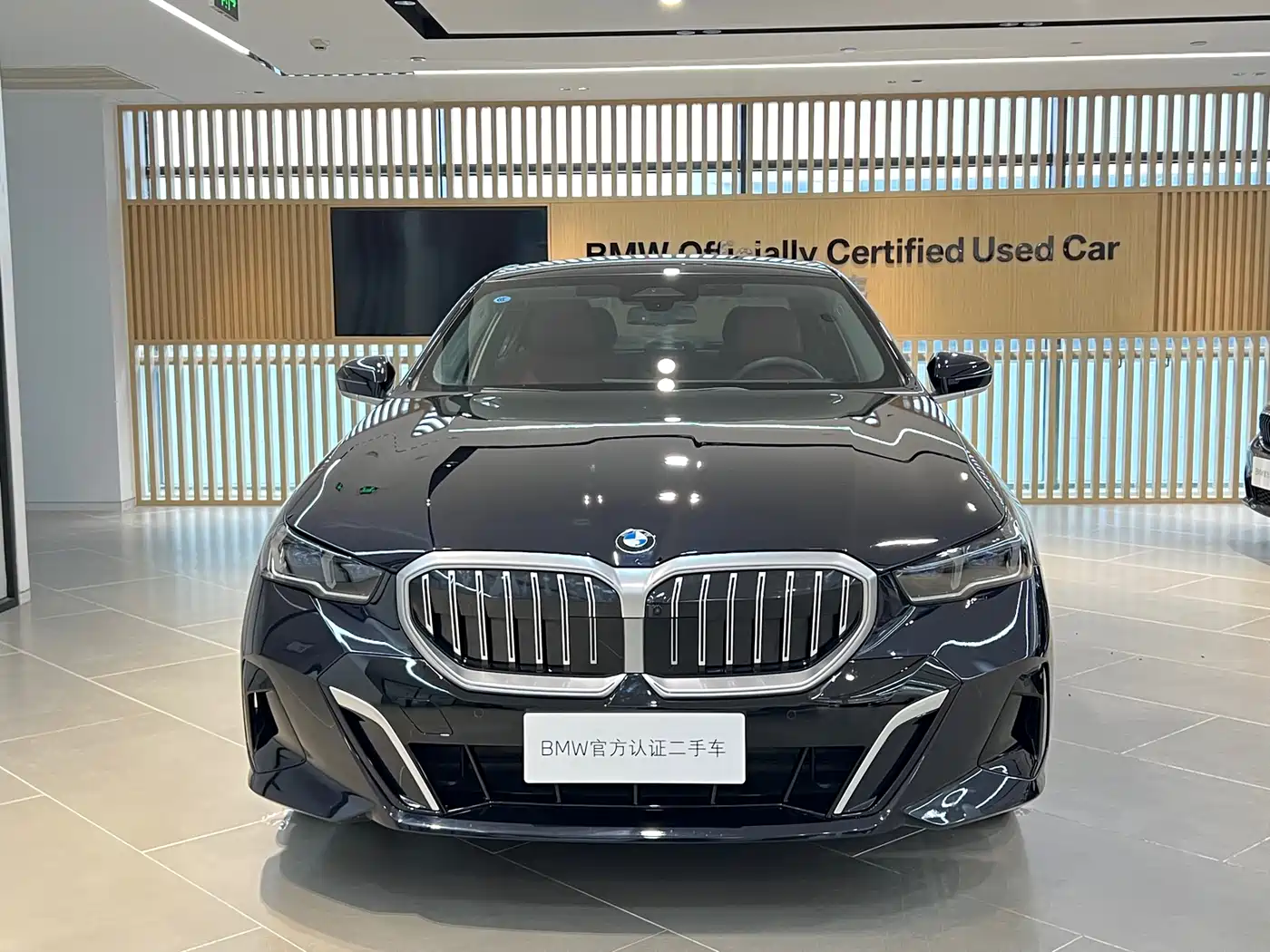 BMW 5 Series 2025 530Li Leading M Sport Package фото 3